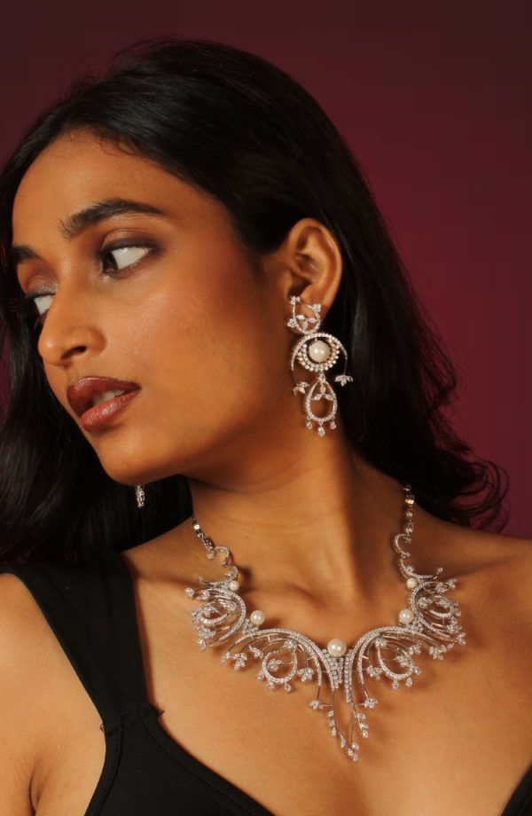 Stylish Silver Necklace Jewelry Set for Women - Image 4